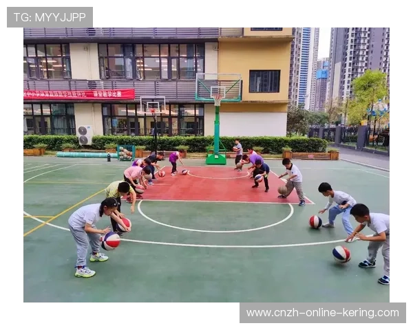 篮球联赛青训营组织家长开放课堂讲解训练理念与目标，青少年篮球培训方案